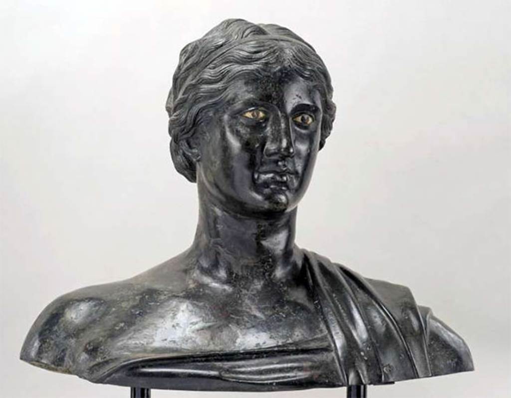 Villa dei Papiri, Herculaneum. Bronze statue of Greek poetess possibly Sappho.
Found in 1758, north west corner of garden.
Now in Naples Archaeological Museum. Inventory number 4896.